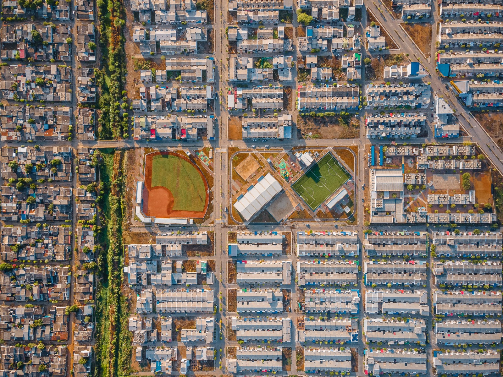Diseño bioclimático de vivienda social con tienda familiar en planta baja